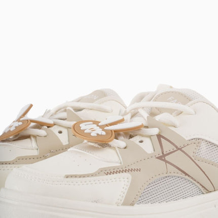 Tenis beige con aplique love