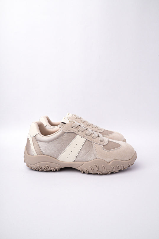 Tenis beige con blanco y gamuza
