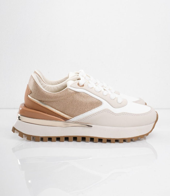 Tenis beige con camel y detalles dorados