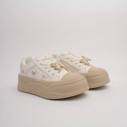 Tenis beige con detalles mariposa