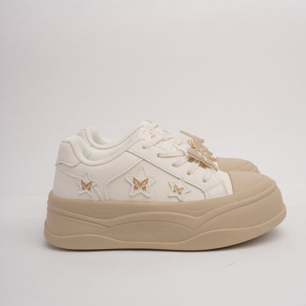 Tenis beige con detalles mariposa