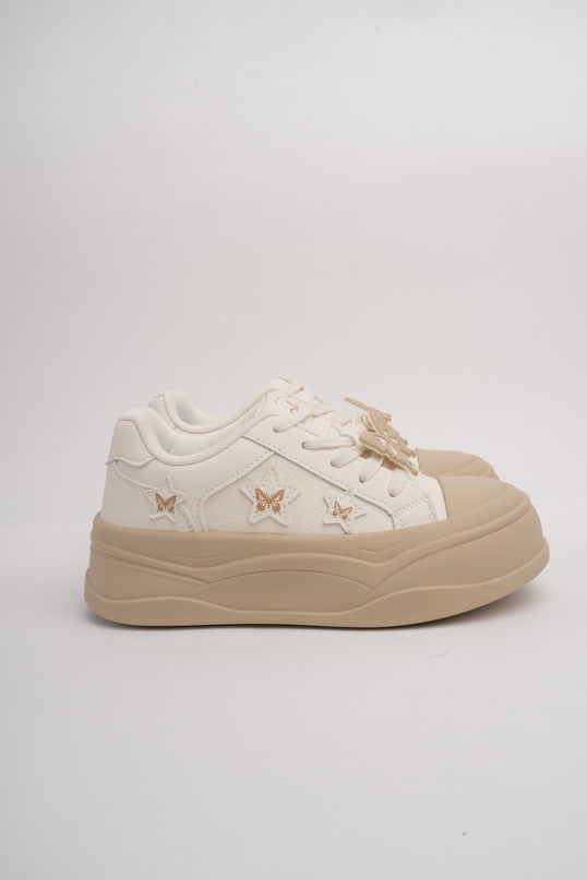 Tenis beige con detalles mariposa