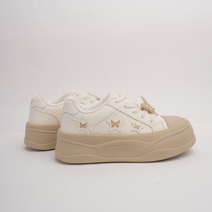 Tenis beige con detalles mariposa