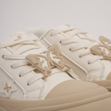 Tenis beige con detalles mariposa