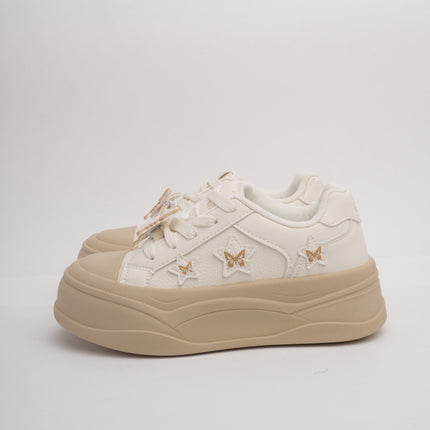 Tenis beige con detalles mariposa