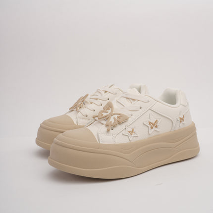 Tenis beige con detalles mariposa
