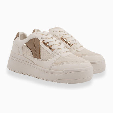 Tenis beige con detalles metálicos