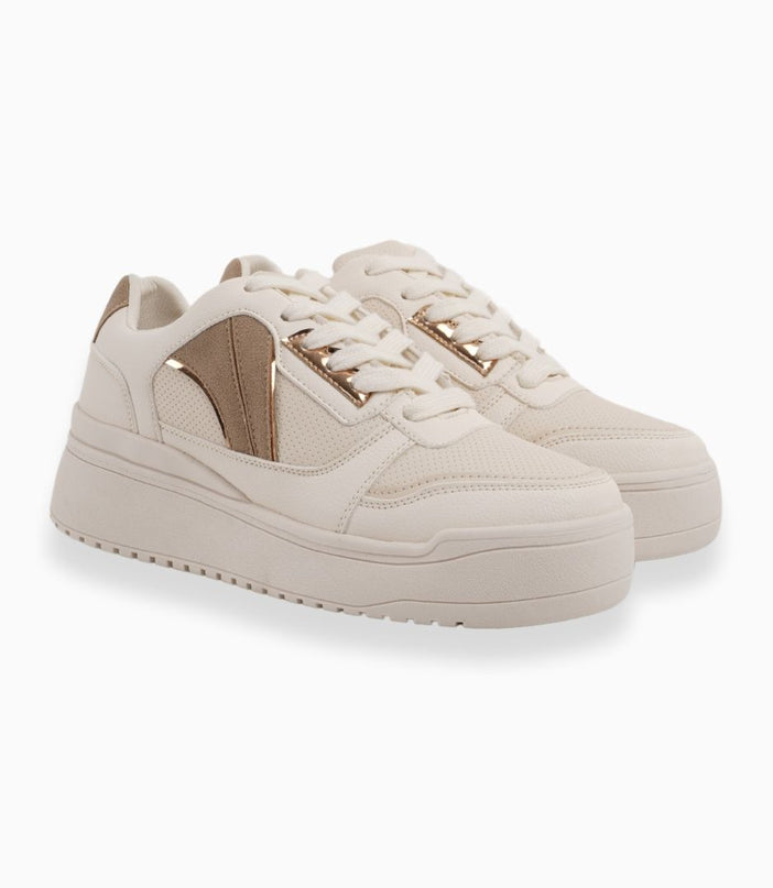 Tenis beige con detalles metálicos