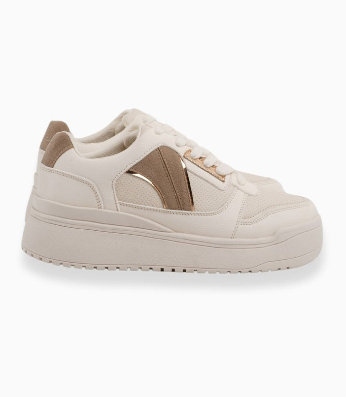 Tenis beige con detalles metálicos