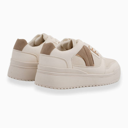 Tenis beige con detalles metálicos