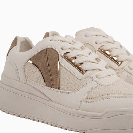 Tenis beige con detalles metálicos