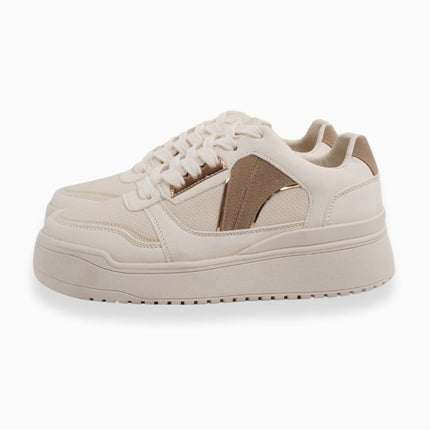 Tenis beige con detalles metálicos