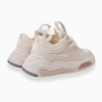 Tenis beige con detalles rosa