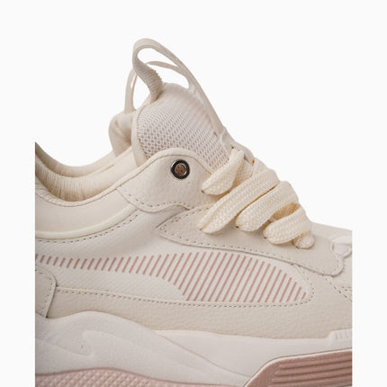 Tenis beige con detalles rosa