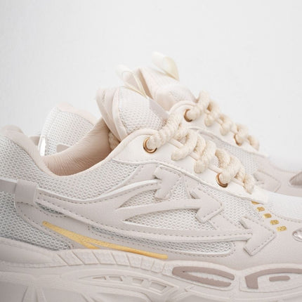 Tenis beige con líneas doradas