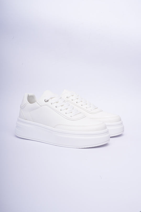 Tenis blancos básicos con plataforma