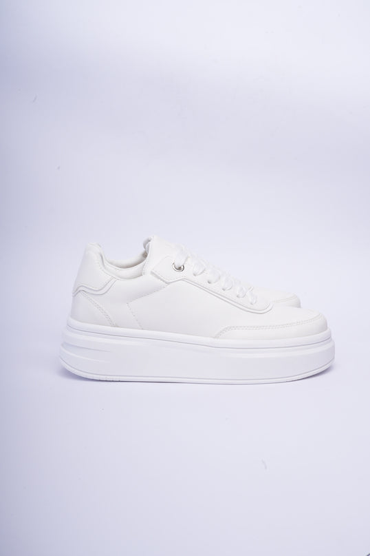 Tenis blancos básicos con plataforma