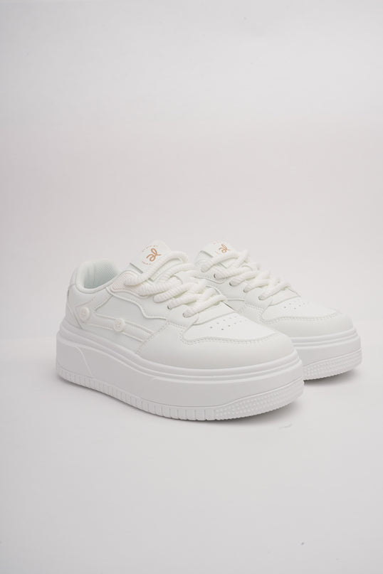 Tenis blancos clásicos con plataforma