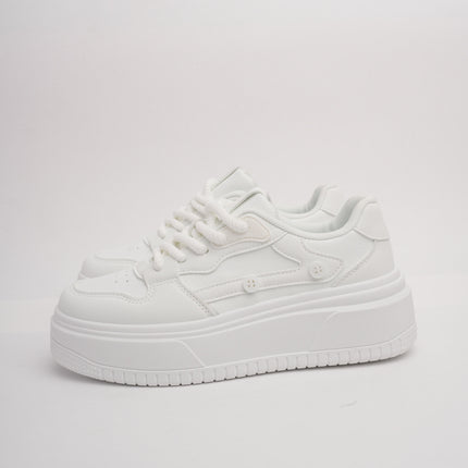 Tenis blancos clásicos con plataforma