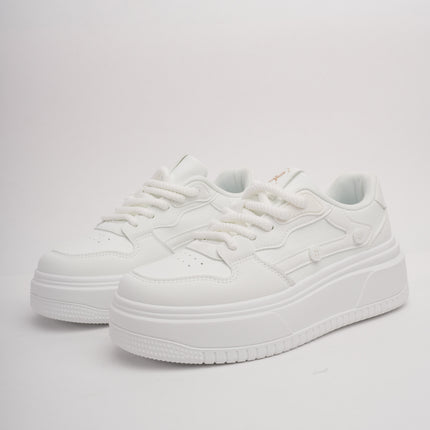 Tenis blancos clásicos con plataforma