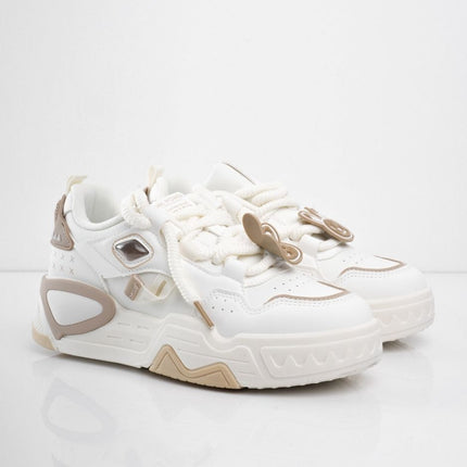 Tenis blancos con accesorios y detalles café