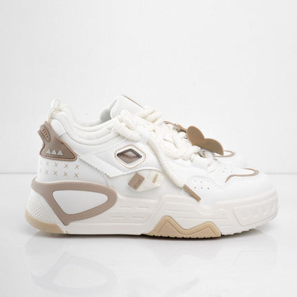 Tenis blancos con accesorios y detalles café
