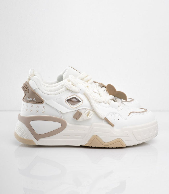 Tenis blancos con accesorios y detalles café
