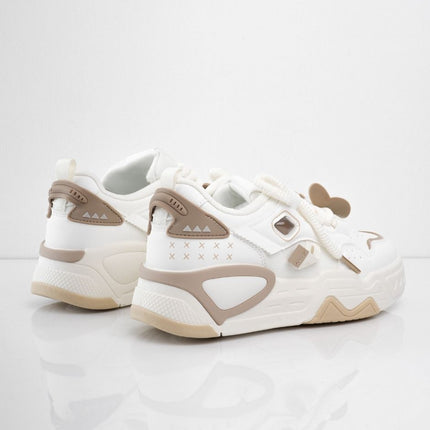 Tenis blancos con accesorios y detalles café