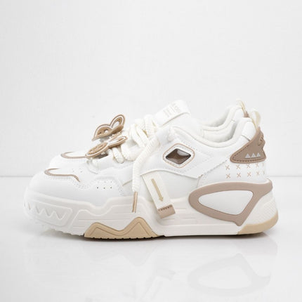 Tenis blancos con accesorios y detalles café