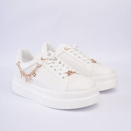 Tenis blancos con cadena