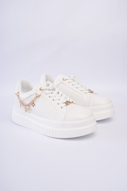 Tenis blancos con cadena