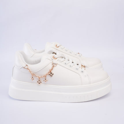 Tenis blancos con cadena