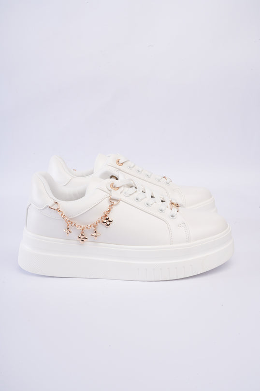 Tenis blancos con cadena