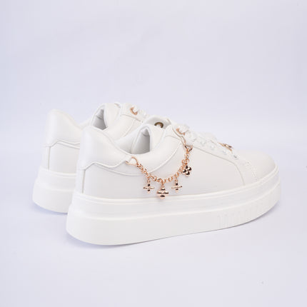 Tenis blancos con cadena