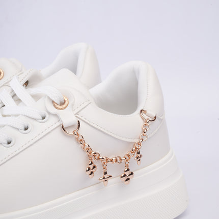 Tenis blancos con cadena