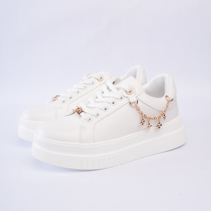 Tenis blancos con cadena