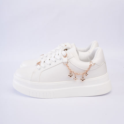 Tenis blancos con cadena