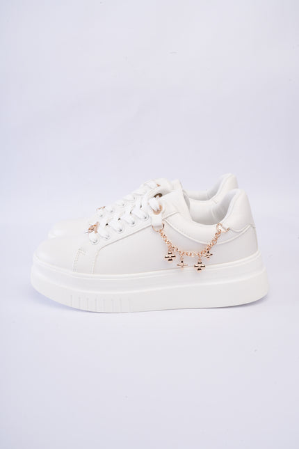 Tenis blancos con cadena