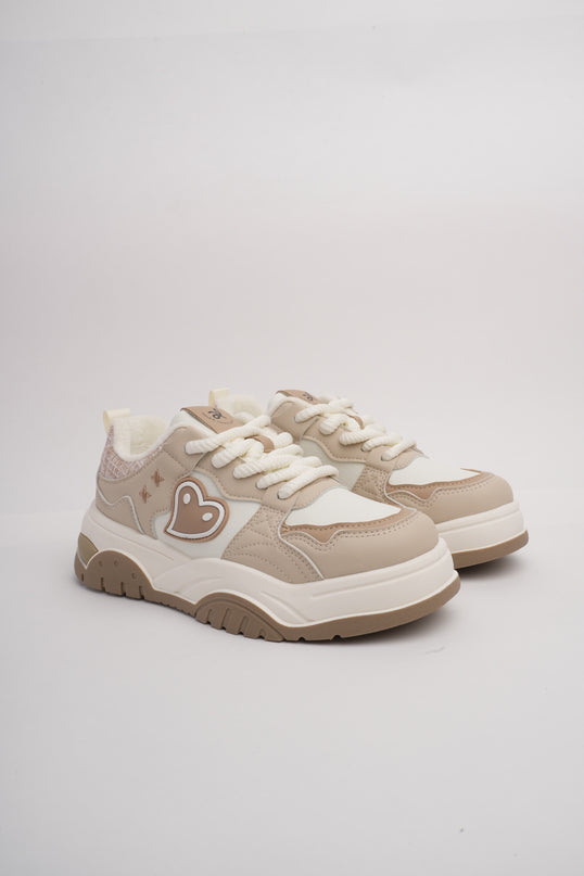 Tenis blancos con café y detalle corazón