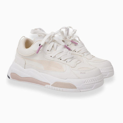 Tenis blancos con detalles rosa