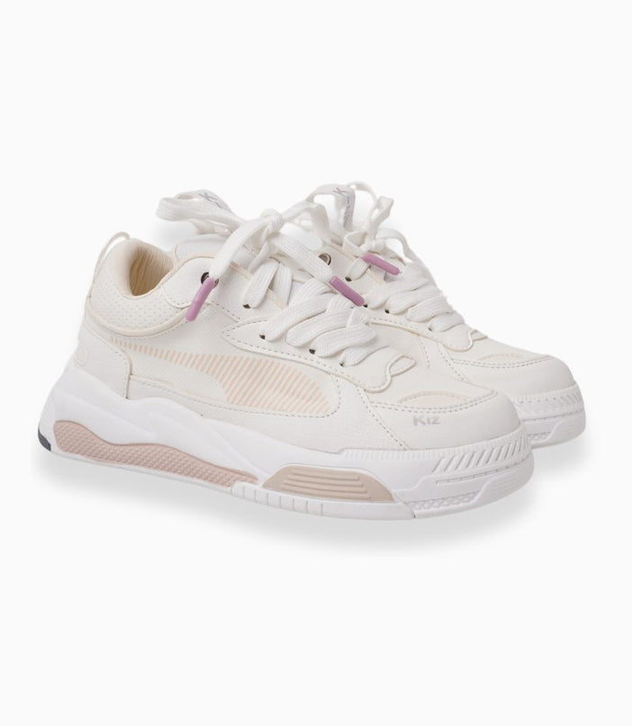 Tenis blancos con detalles rosa