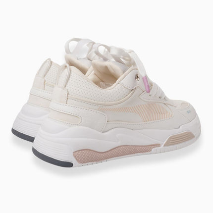 Tenis blancos con detalles rosa