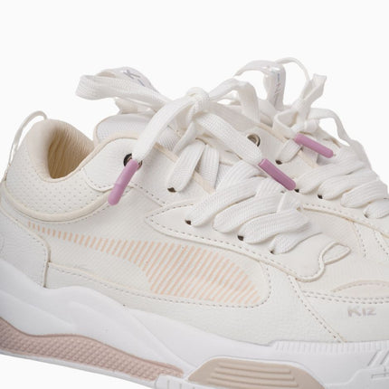 Tenis blancos con detalles rosa