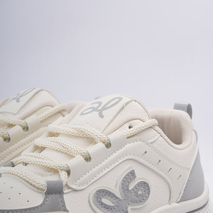 Tenis blancos con diseño gris