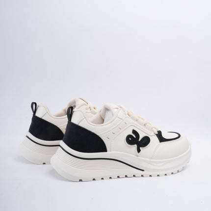 Tenis blancos con diseño negro