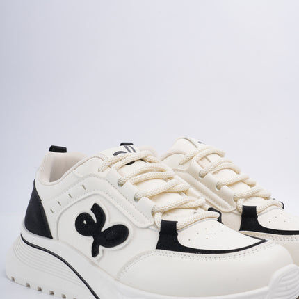 Tenis blancos con diseño negro