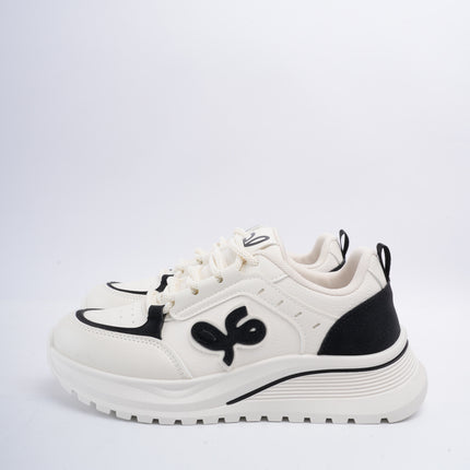 Tenis blancos con diseño negro