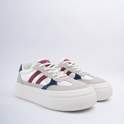 Tenis blancos con diseño rojo x azul