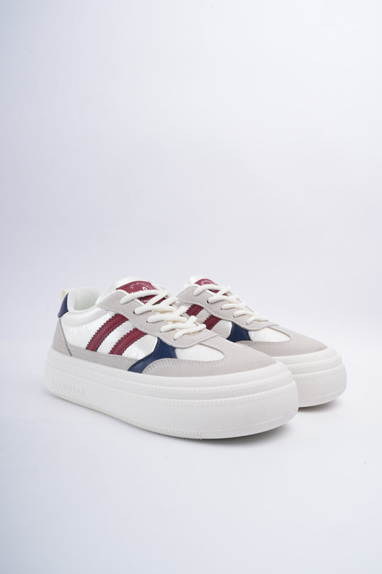 Tenis blancos con diseño rojo x azul