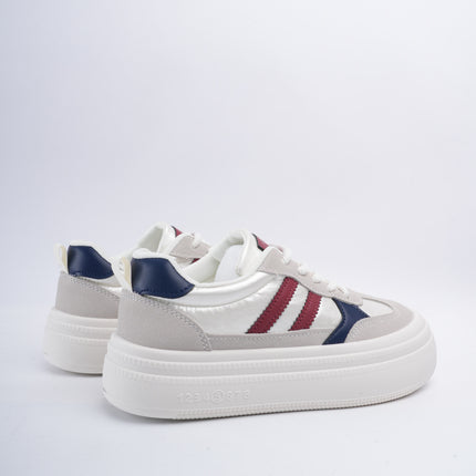 Tenis blancos con diseño rojo x azul
